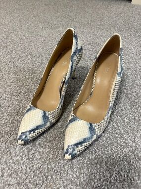 Michael Kors Blue and Cream Snake-Print Pointed Pumps-9M - Very good condition!